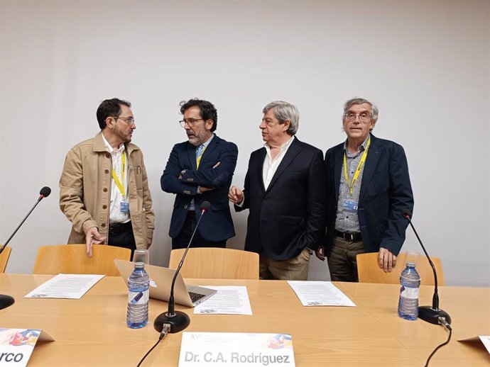 Los oncólogos Edel del Barco, César A. Rodríguez, Juan Jesús Cruz y Emilio Fonseca, de izquierda a derecha, en el CIC de Salamanca