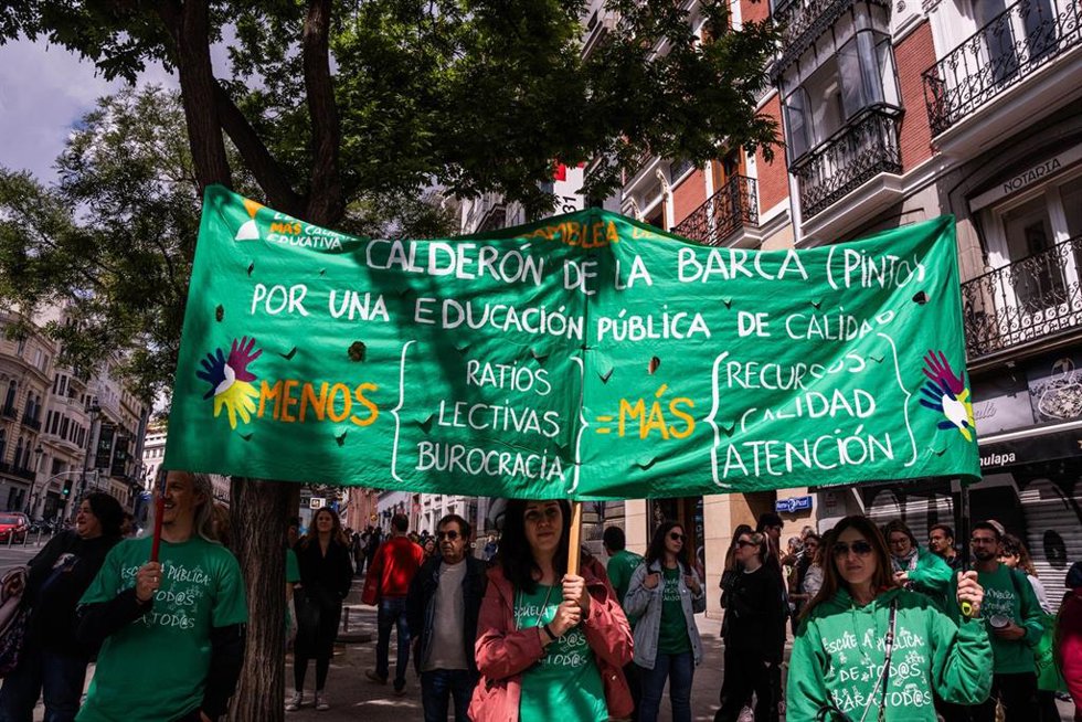 Varias personas con una pancarta durante una concentración por la educación pública, frente a la Consejería de Educación, a 21 de mayo de 2024, en Madrid (España).