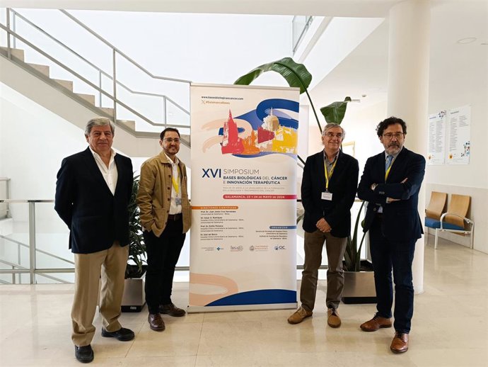 Los oncólogos Juan Jesús Cruz, Edel del Barco, Emilio Fonseca y César A. Rodríguez, de izquierda a derecha, en el CIC de Salamanca