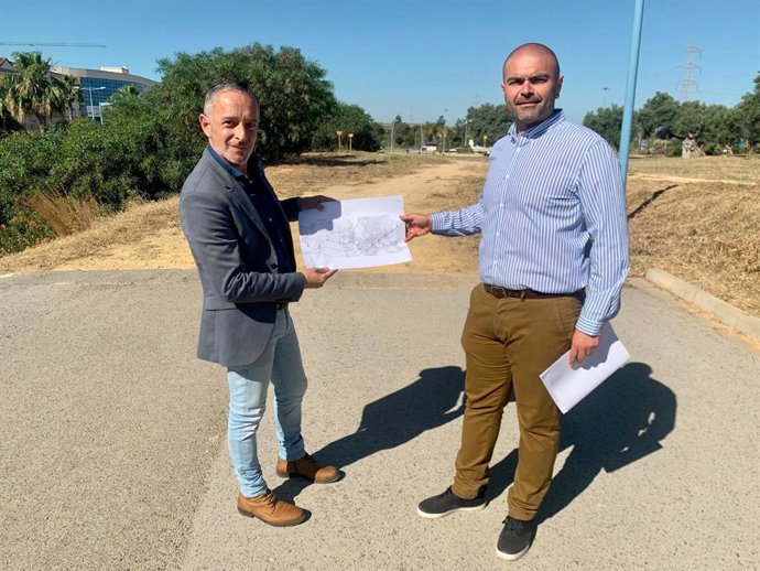 El secretario de Organización del PSOE de Sevilla y parlamentario, Rafael Recio, y el concejal socialista Fernando Pérez.