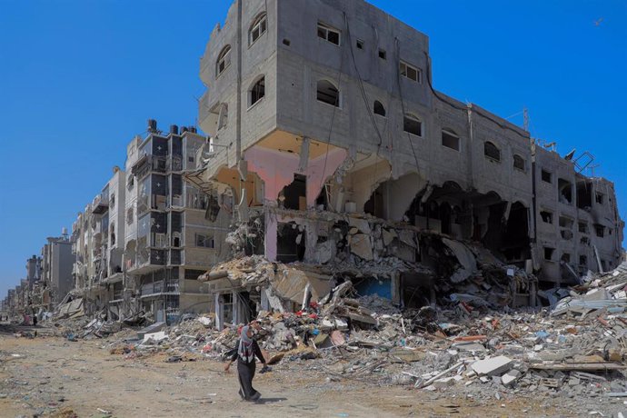Archivo - Un palestino camina junto a varios edificios destruidos por la ofensiva militar de Israel contra la ciudad de Jan Yunis, en el sur de la Franja de Gaza (archivo)