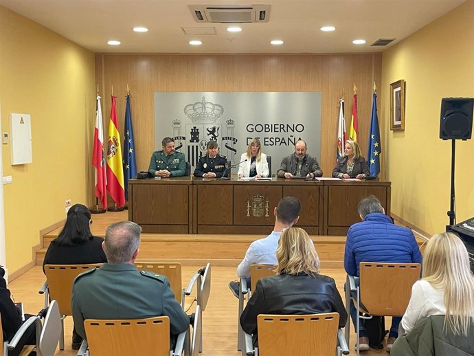 Presentación de las jornadas formativas para familias de la Policía Nacional y Guardia Civil sobre ciberacoso y redes sociales