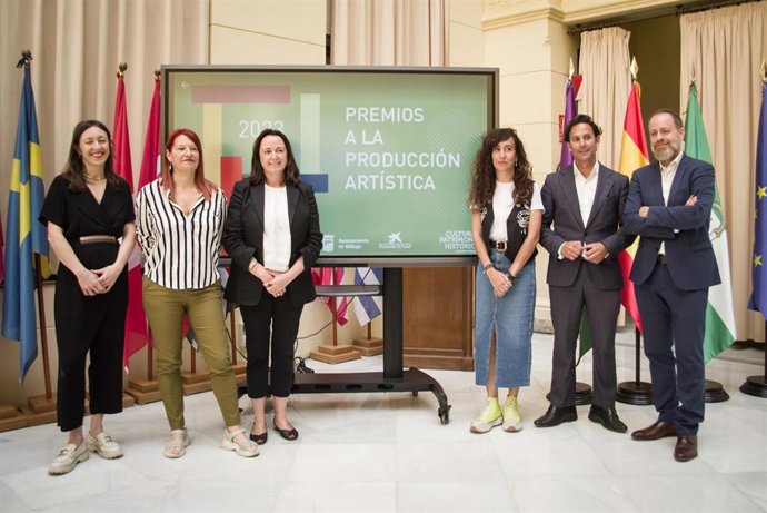 La edil de Cultura y Patrimonio Histórico, Mariana Pineda; el responsable territorial en Andalucía, Ceuta y Melilla de Fundación 'la Caixa', Juan Carlos Barroso;  las autoras del documental; y la directora escénica, bailarina y coreógrafa Luz Arcas.