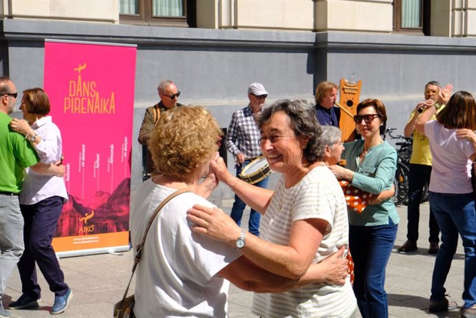 Baile en la plaza de España de Zaragoza en la presentación del Festival Danspirenaika.