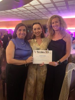 La médica Isabel Ramírez y las enfermeras Cristina Cadenas y Rosario Mota con el premio recibido por su estudio sobre la menopausa