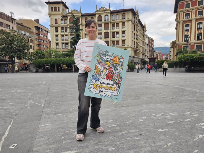 Nerea Cantero con el cartel anunciador de las fiestas de Barakaldo