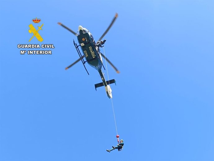 El helicóptero de la Guardia Civil en las maniobras para realizar el rescate en el Pico Guiana.