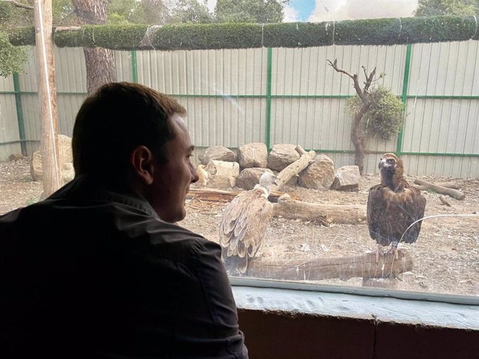 El secretario general del PSOE-M, Juan Lobato, durante una visita al Grupo de Recuperación de Fauna Autóctona y su Hábitat (Grefa)