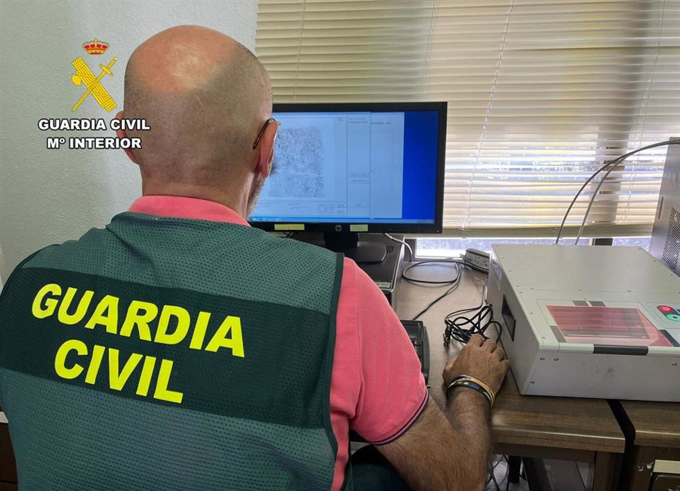 Un agente de la Guardia Civil, durante la investigación