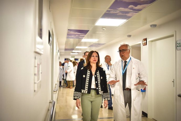 La delegada del Gobierno andaluz en Málaga, Patricia Navarro, visita un espacio reformado del Hospital Regional