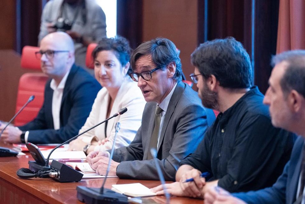 El líder del PSC, Salvador Illa (3d), se reúne con los diputados y diputadas socialistas, en el Parlament de Catalunya, a 21 de mayo de 2024, en Barcelona, Catalunya (España).  La reunión cuenta con la participación de los 42 diputados y diputadas socia
