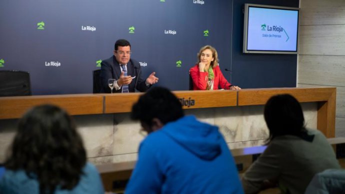 El portavoz del Gobierno de La Rioja, Alfonso Domínguez, en rueda de prensa junto a la consejera de Salud, María Martín