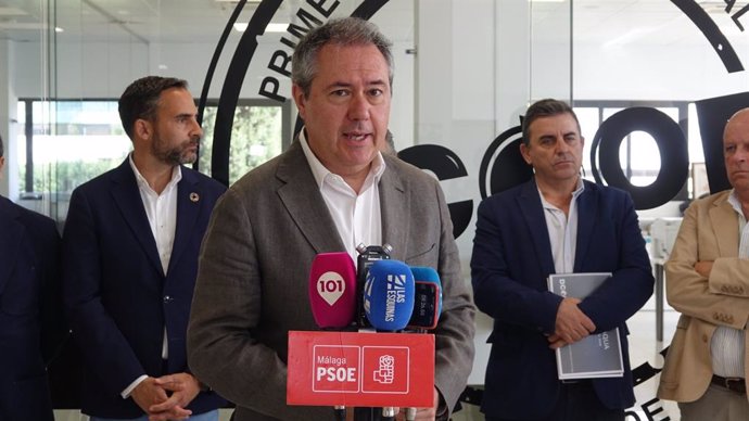 El secretario general del PSOE-A, Juan Espadas, atiende a los medios en una visita a Dcoop, en Antequera (Málaga).