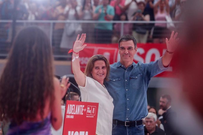 Archivo - Pedro Sánchez y Teresa Ribera en un mitin del PSOE en una imagen de archivo