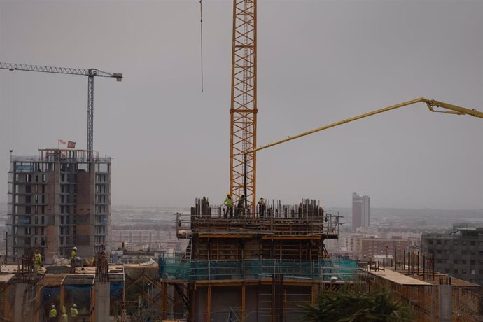 Archivo - Viviendas en construcción en Barcelona.