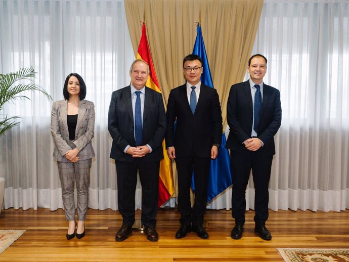 El ministro de Industria y Turismo, Jordi Hereu; la secretaria de Estado de Industria, Rebeca Torró; el vicepresidente de Chery, Charly Zhang, y el consejero delegado de Ebro, Rafael Ruiz