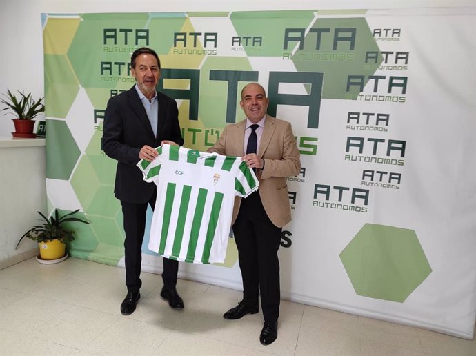 El presidente de ATA, Lorenzo Amor (dcha.), y el CEO del Córdoba CF, Antonio Fernández Monterrubio, en la firma del acuerdo.
