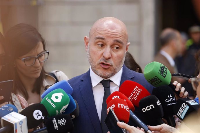 El delegado del Gobierno en Catalunya, Carlos Prieto, atiende a los medios tras un minuto de silencio en la plaza de Sant Jaume, a 21 de mayo de 2024, en Barcelona, Catalunya (España). 