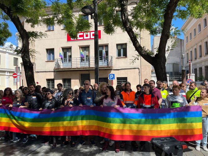 Concentración en repulsa por la quema de la bandera LGTBI en la sede de CCOO Guadalajara.