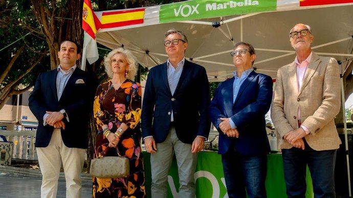 El portavoz del grupo parlamentario Vox en el Parlamento andaluz, Manuel Gavira; el presidente de Vox en Mlaga y parlamentario andaluz, Antonio Sevilla; la parlamentaria por Málaga, Purificación Fernández; y los ediles de Vox en Marbella.
