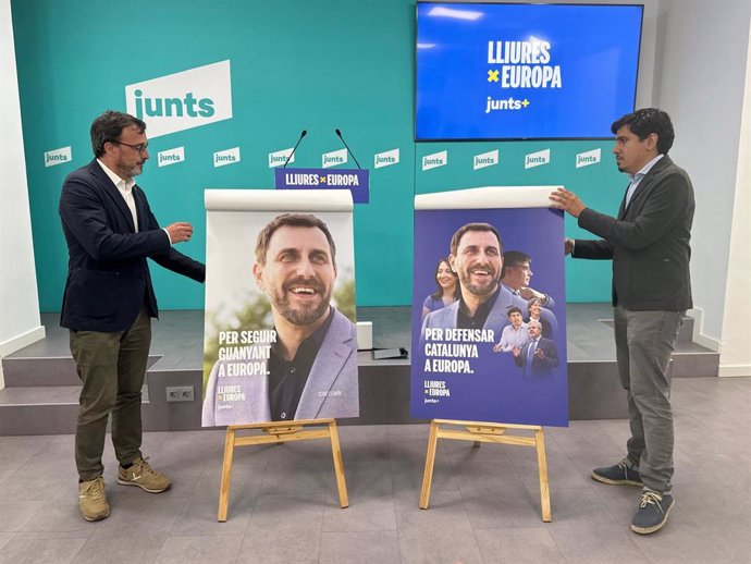 El portavoz de Junts, Josep Rius, y el director de la campaña de las elecciones europeas y número tres de la candidatura, Aleix Sarri, muestran los carteles de la campaña