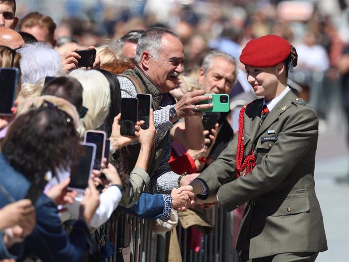 La Princesa Leonor recibiendoe el cariño del público