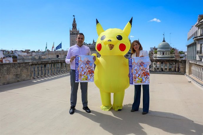 Blanca Gastalver, junto al popular 'Pikachu', de la serie animada Pokémon, con ocasión de la presentación de la nueva edición de 'Mangafest Summer'.