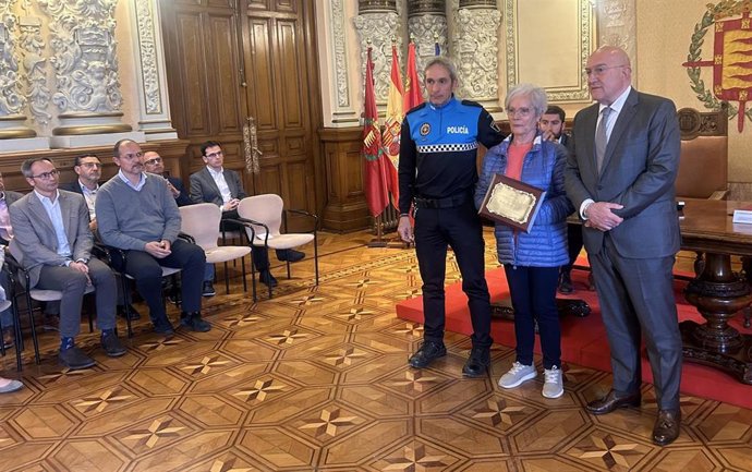 El alcalde de Valladolid, Jesús Julio Carnero, junto a los familiares de uno de los empleados municipales fallecidos este año.