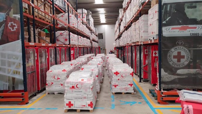 Material de ayuda humanitaria preparado para ser enviado a Gaza desde el Centre Humanitari de Sant Martí de Tous de la Creu Roja en la provincia de Barcelona