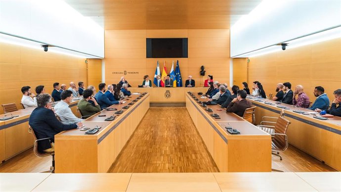 El vicepresidente y consejero de Turismo del Cabildo de Tenerife, Lope Afonso, interviene en una charla coloquio con integrantes de Fepeco y de AJE sobre la crisis habitacional