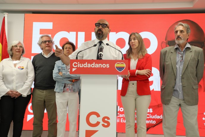 El candidato a las elecciones europeas por Ciudadanos, Jordi Cañas, presenta el cartel para los comicios del 9 de junio y el lema 'Equipo España' durante una rueda de prensa en la sede nacional de CS, a 21 de mayo de 2024, en MADRID