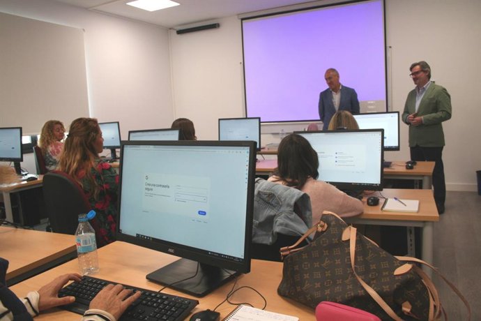 El Ayuntamiento de Tomares inaugura los talleres de herramientas digitales para ayudar a los desempleados.