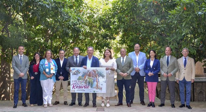 Foto de familia tras la presentación de la Romería en honor a la Virgen del Rosario de El Cuervo, en la Delegación del Gobierno de la Junta.