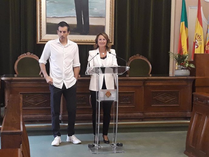 Begoña Carrasco, alcaldesa de Castelló; y Bob Voulgaris, presidente del CD Castellón