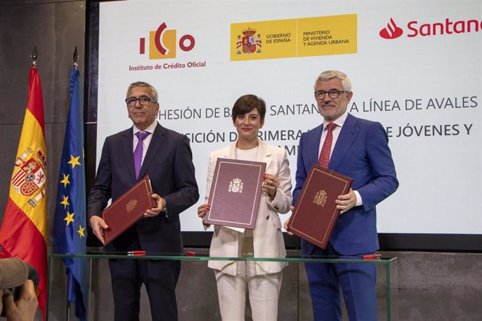 (I-D): El Presidente Del ICO, José Carlos García De Quevedo, La Ministra De Vivienda Y Agenda Urbana, Isabel Rodríguez Y El Consejero Delegado De Santander España, Ángel Rivera.