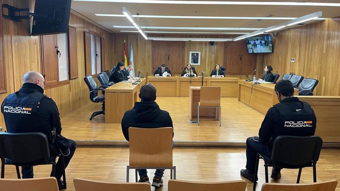 El hombre acusado de intentar asesinar a su ex pareja en Burela, en mayo de 2023, sentado este martes en el banquillo de la Audiencia Provincial de Lugo. En Lugo, a 21 de mayo de 2024.