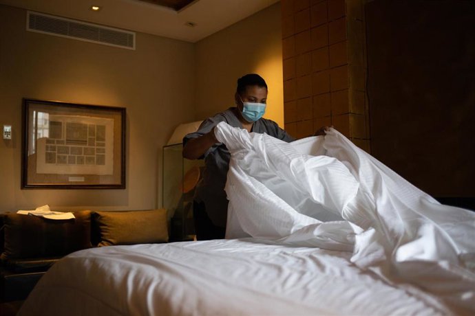 Archivo - Una camarera de pisos cambia las sábanas de una cama de una habitación del Hotel Claris, en Barcelona, Catalunya (España), a 4 de noviembre de 2020. 