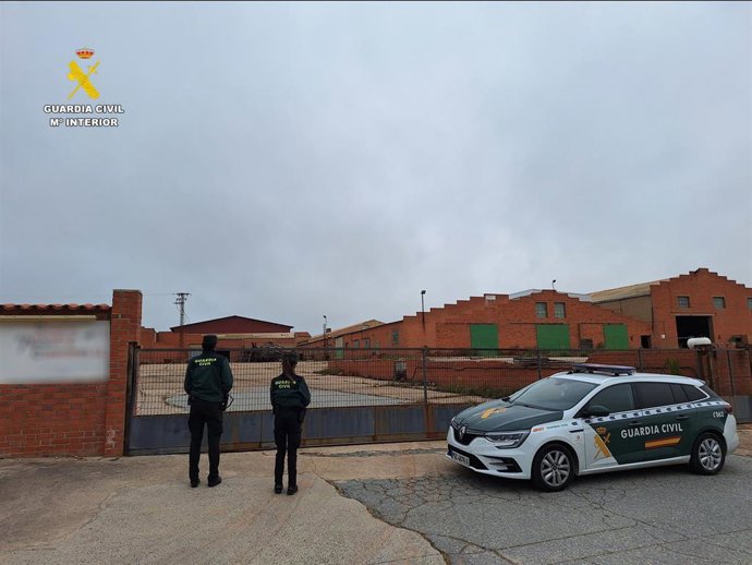 Archivo - Exterior de la fábrica de Carbonero el Mayor donde se practicó la detención del grupo.