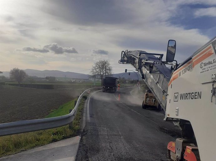 Archivo - Obras en la carretera A-3110 en Álava