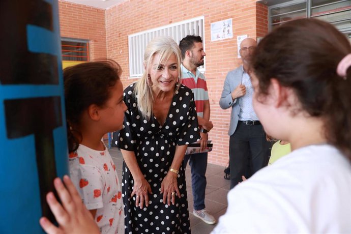 Archivo - La consejera de Desarrollo Educativo y Formación Profesional, Patricia del Pozo, en un colegio de Alcalá de Guadaíra, en Sevilla. 