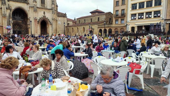 Ovetenses celebran el Martes de Campo en la Plaza de la Catedral.