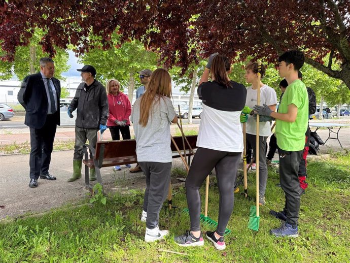 Alumnos Del IES Lancia, Junto Con El Concejal De Desarrollo Urbano Y Técnicos Del ILRUV, Durante La Hacendera.