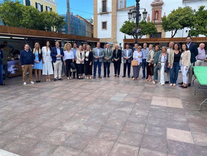 La delegada del Gobierno de la Junta de Andalucía en la provincia, Mercedes Colombo, junto a responsables municipales de Algeciras y delegados territoriales en la inauguración de la Feria de los Parques Naturales de Cádiz