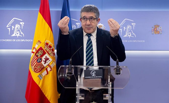 El portavoz del PSOE en el Congreso, Patxi López, durante una rueda de prensa posterior a la Junta de Portavoces, en el Congreso de los Diputados, a 21 de mayo de 2024, en Madrid (España).