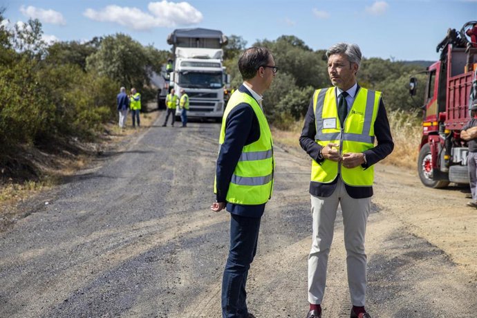 El vicepresidente primero y delegado de Infraestructuras, Sostenibilidad y Agricultura de la Diputación de Córdoba, Andrés Lorite (dcha,), y el alcalde de Pozoblanco, Santiago Cabello, visitan las obras.