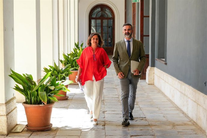 El consejero de Sostenibilidad, Medio Ambiente y Economía Azul y portavoz del gobierno andaluz, Ramón Fernández-Pacheco (d), y la consejera de Salud y Consumo Catalina García Carrasco (i) llegan a la rueda de prensa. A 21 de mayo de 2024, en Sevilla (Anda