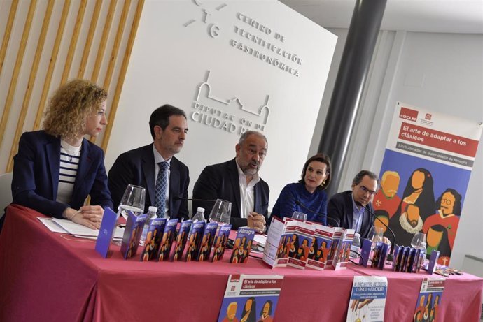 El rector de la UCLM, Julián Garde; la directora del Festival de Teatro Clásico de Almagro, Irene Pardo; el vicerrector de Cultura, Deporte y Responsabilidad Social, César Sánchez; y por los profesores Rafael González y Almudena García.