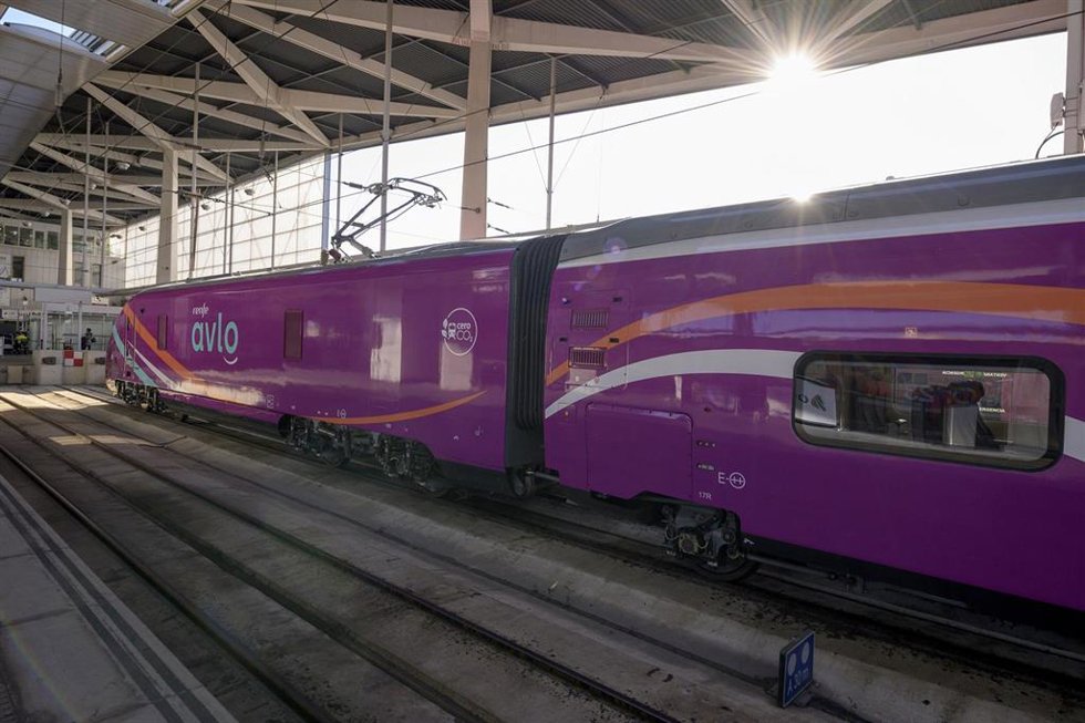 Imagen de los trenes S-106 estrenados por Renfe