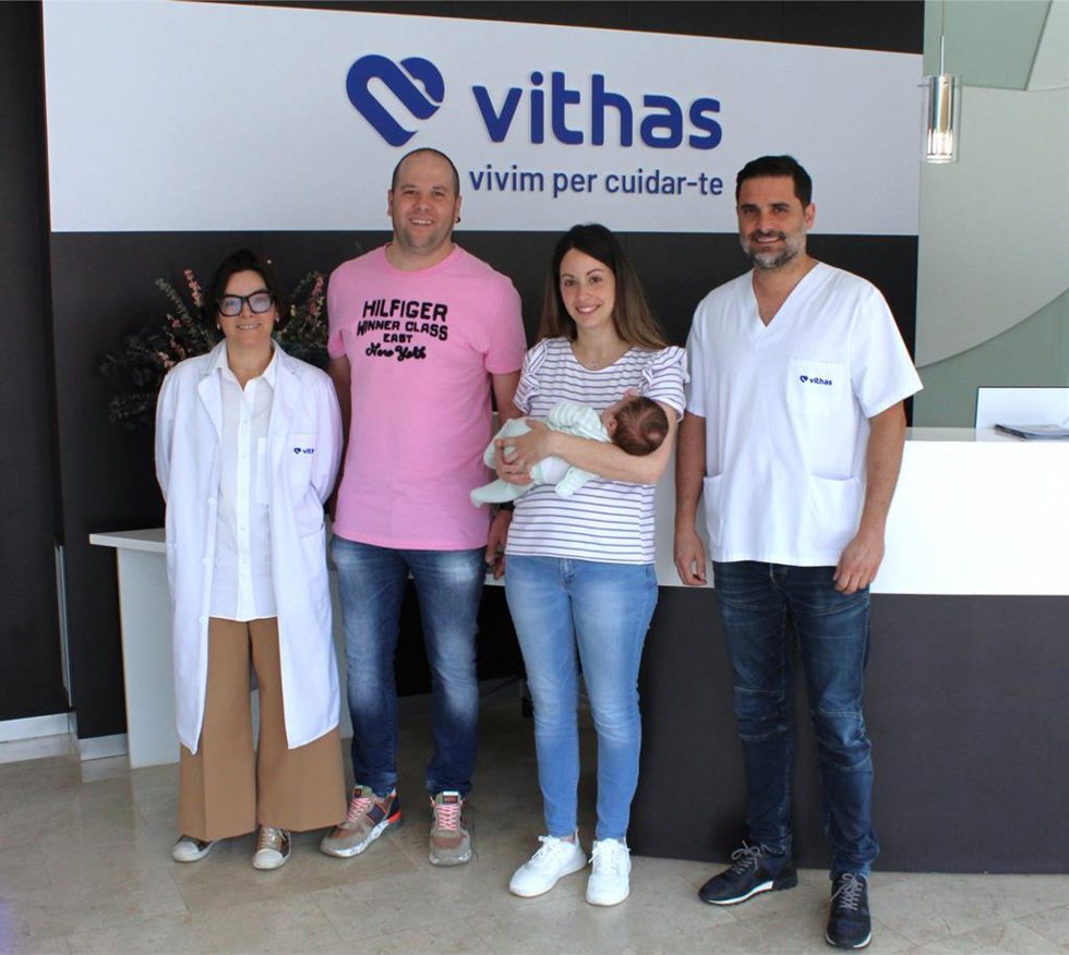 La coordinadora de la Unidad de Maternidad de Vithas Lleida, Paloma Huguet, y el ginecólogo Josep Aixal posan junto a Jacqueline y Marcos, padres de Izan, el "primer" bebé que ha nacido en la provincia con una cesárea humanizada