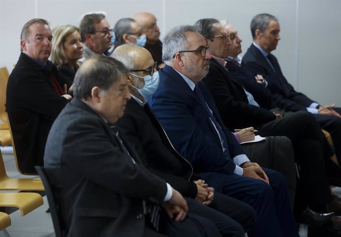 Archivo - El expresidente de la Generalitat Valenciana, José Luis Olivas (1i), el empresario Vicente Cotino (3i), y el expresidente de la Generalitat Valenciana y exministro de Trabajo con el PP, Eduardo Zaplana (1d), en el banquillo durante el juicio por